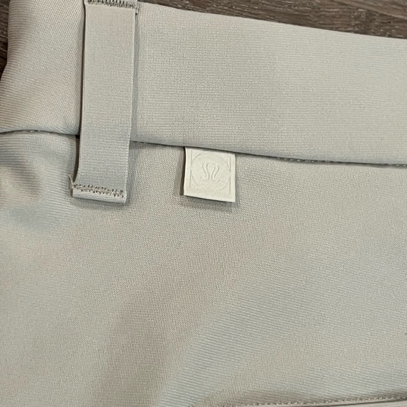Lululemon Athletica Size 38 Flat Front Performance Cream ABC Shorts - Picture 7 of 10